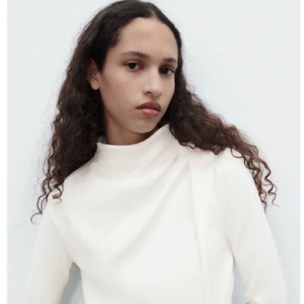 Zara Misses / juniors long sleeve rouge neckline top size S cream color
